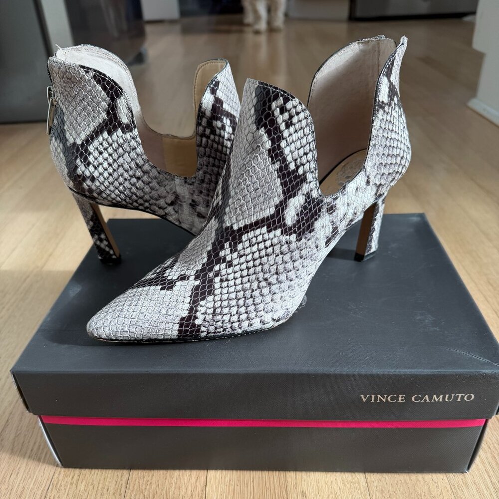 Vince Camuto VC-Randin Glossy Python Heels — Size 8M